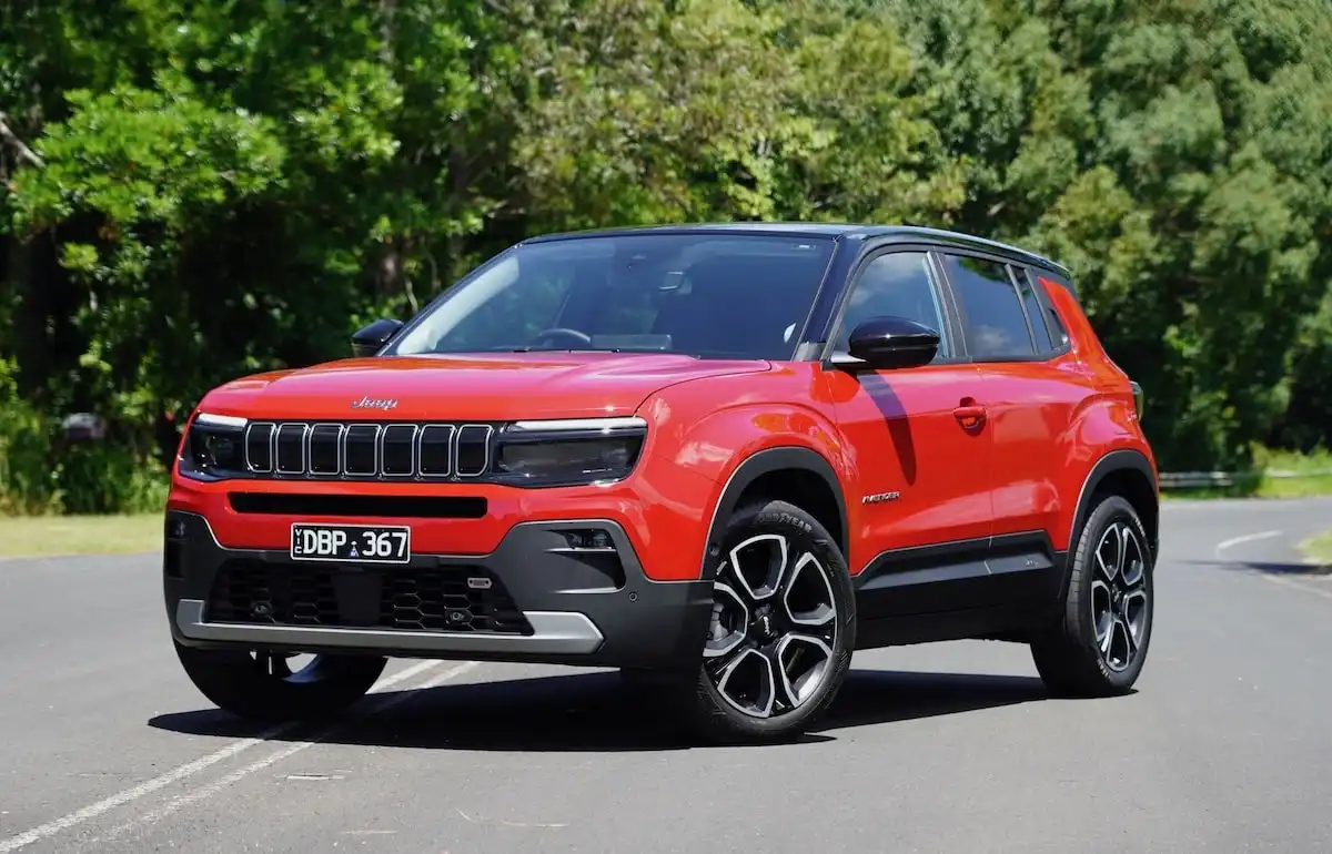 2025-jeep-avenger-summit.webp