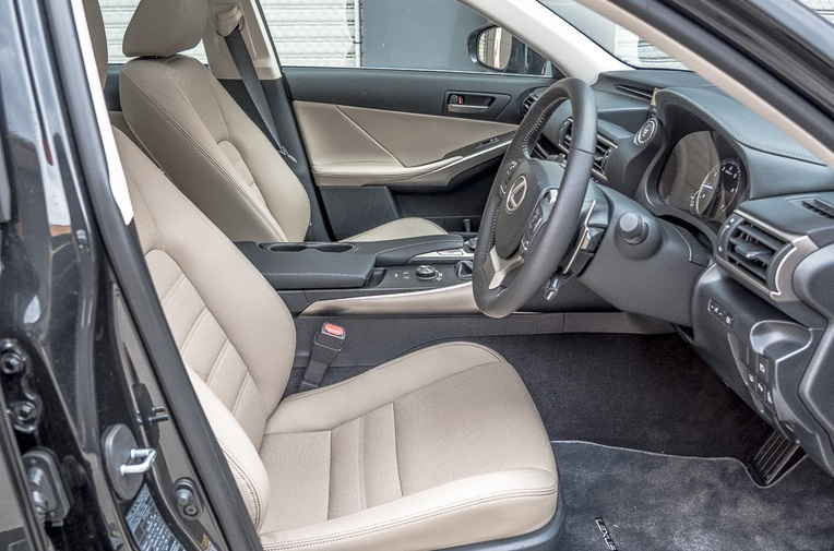 Lexus-IS300h-frontseat-article.jpg