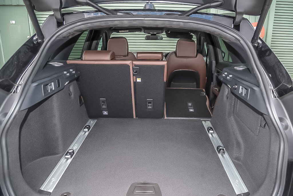 Jaguar_F-Pace_article_boot