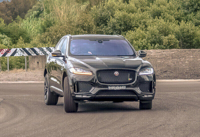 Jaguar_F-Pace_article_turning_0