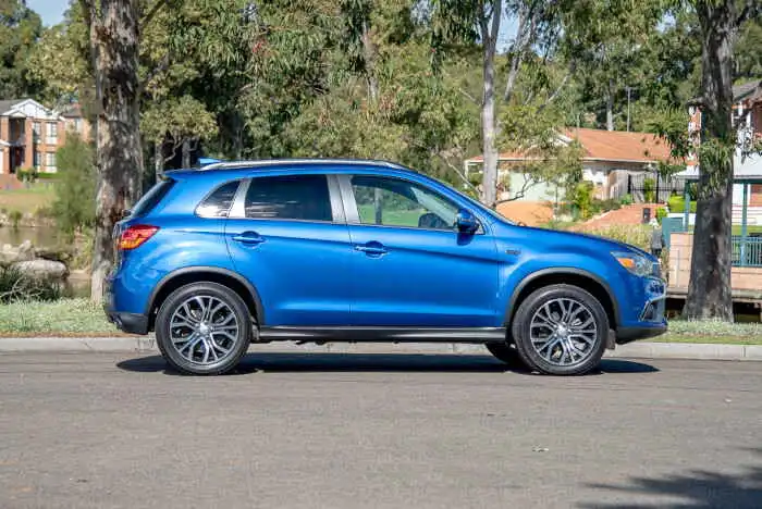 2017 mitsubishi asx side