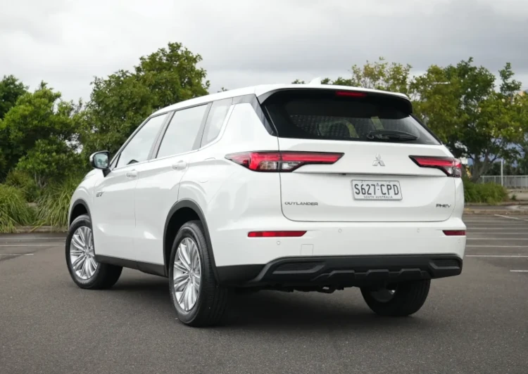 2023 mitsubishi outlander es phev rear