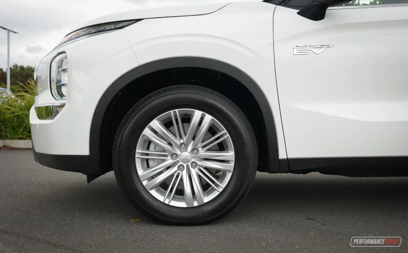 2023 mitsubishi outlander es phev wheels