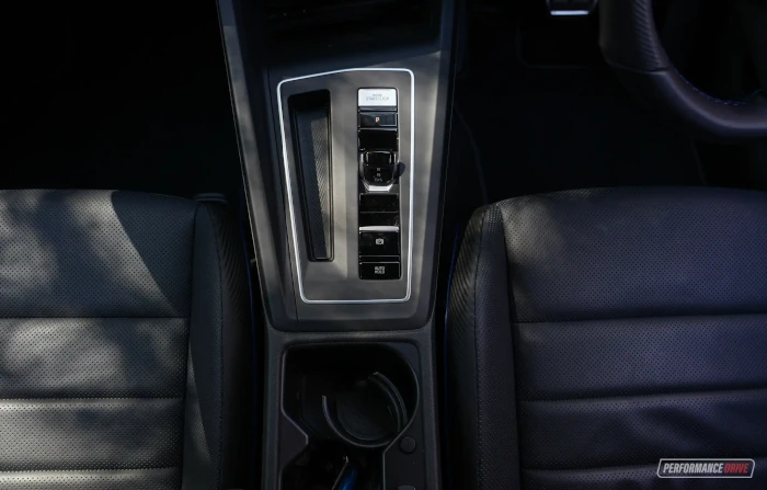 2023 volkswagen golf r wagon console