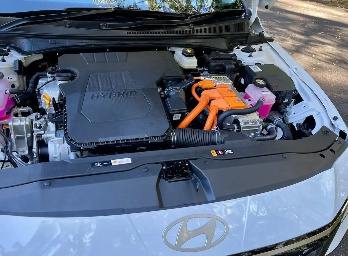 2024 hyundai i30 sedan hybrid engine