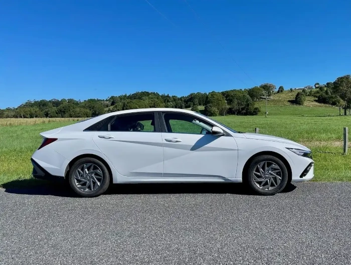 2024 hyundai i30 sedan hybrid side