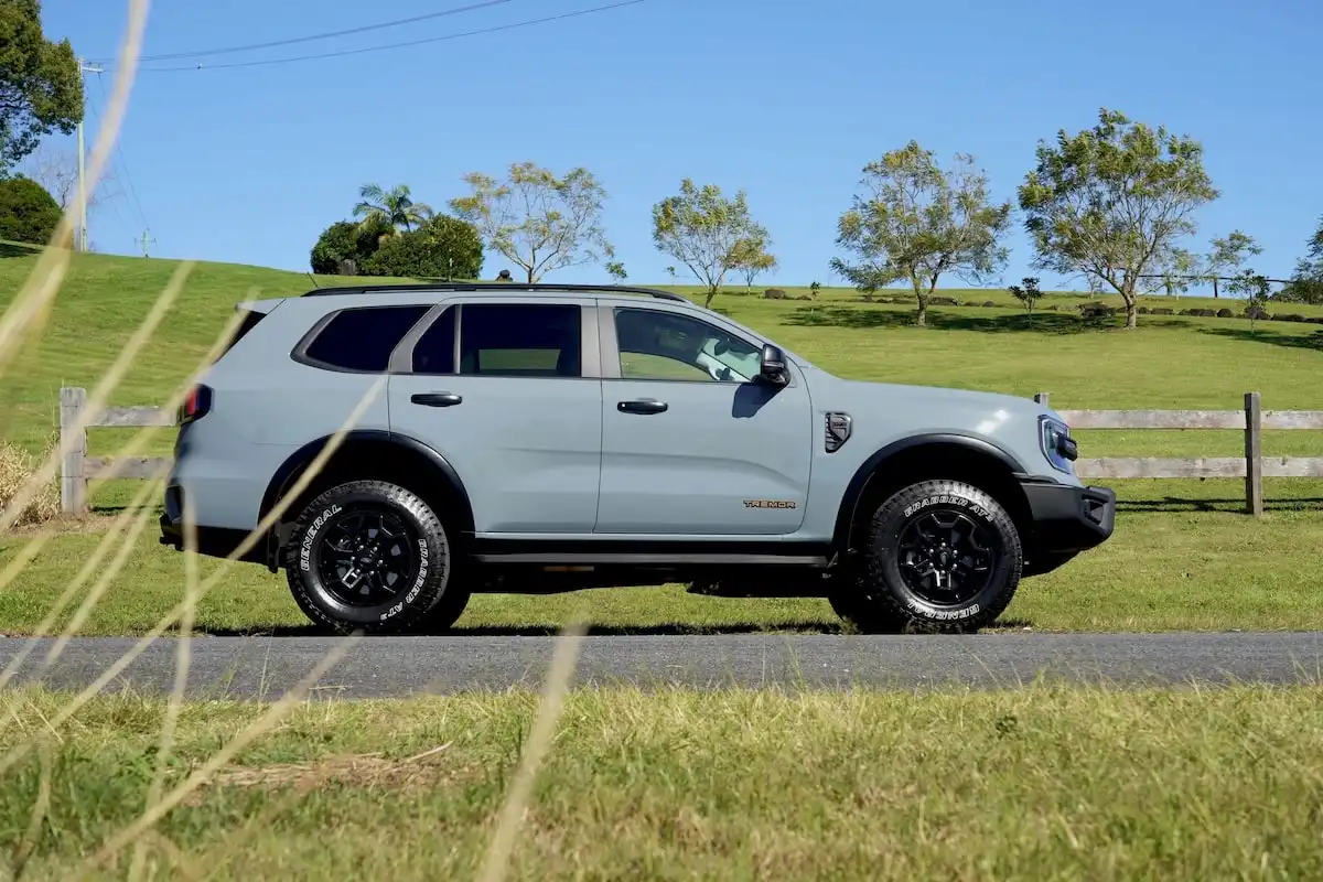 2025 ford everest tremor side