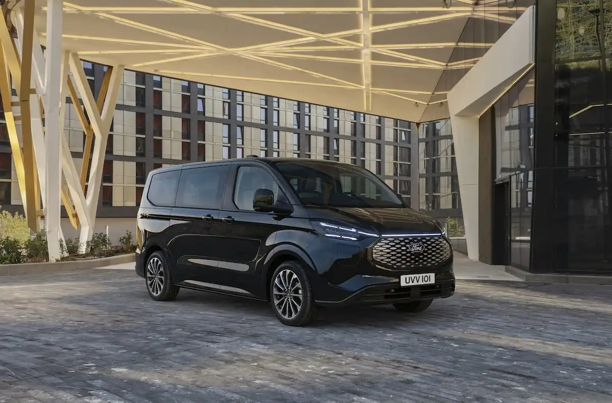 2025 ford tourneo front