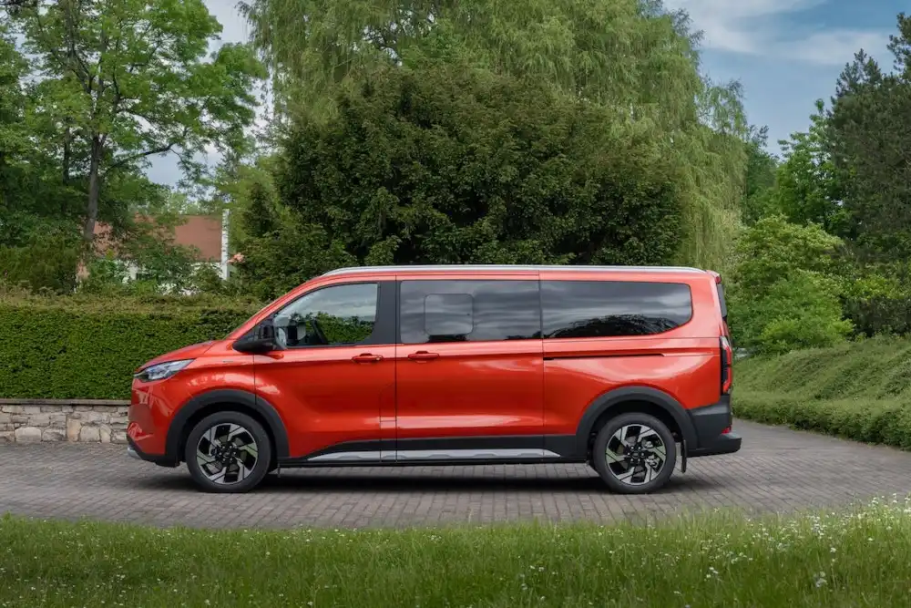 2025 ford tourneo side