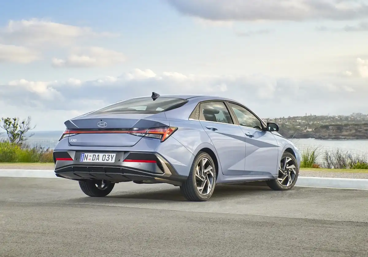 2025 hyundai i30 sedan hybrid small car