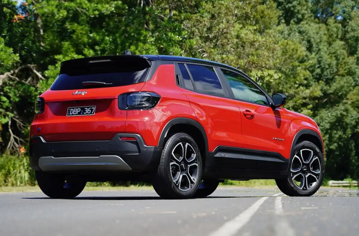 2025 jeep avenger summit back