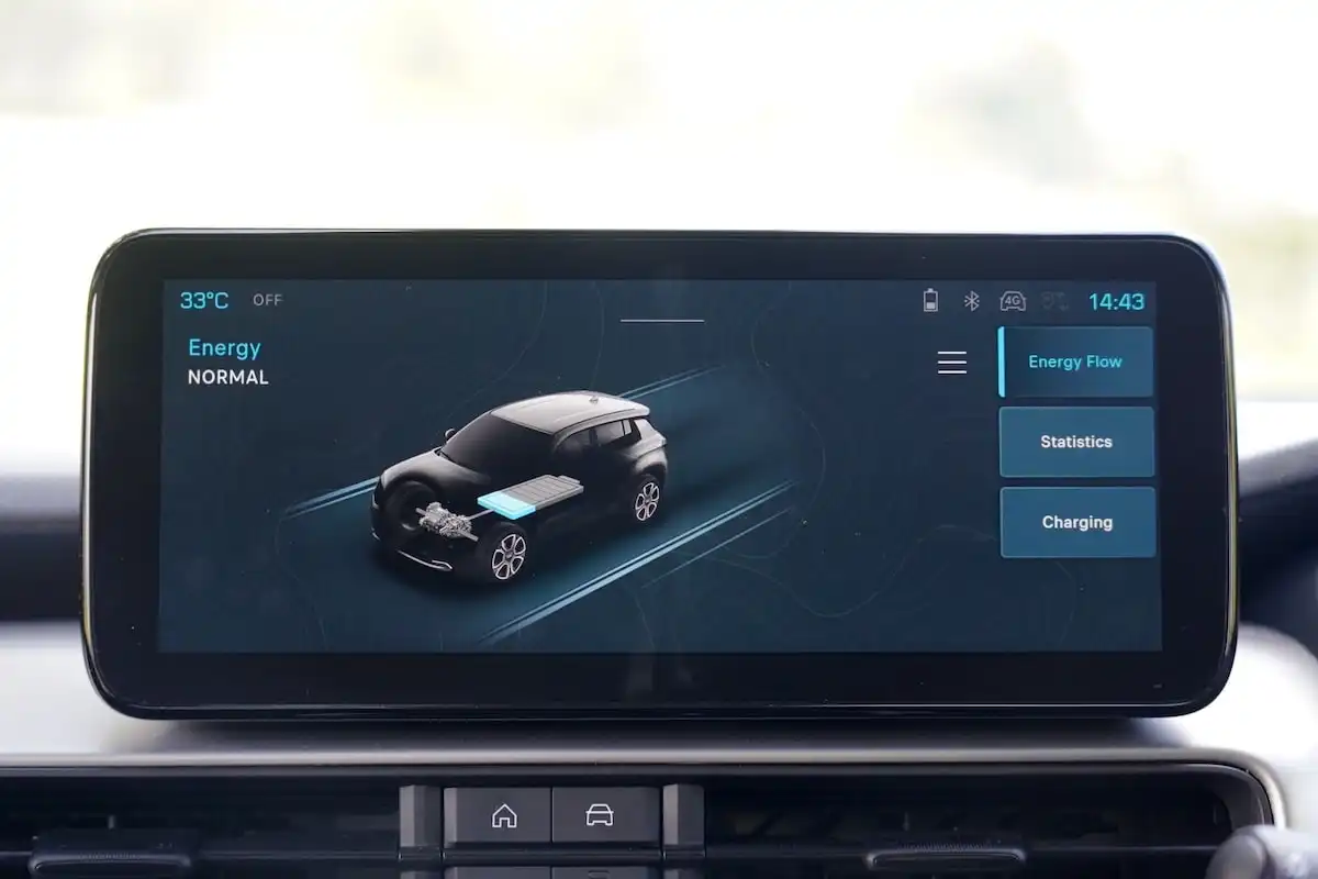 2025 jeep avenger summit connected services system