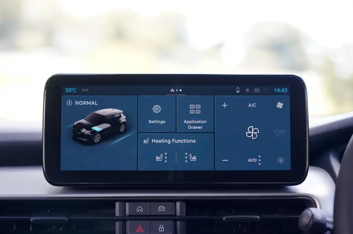 2025 jeep avenger summit connectivity