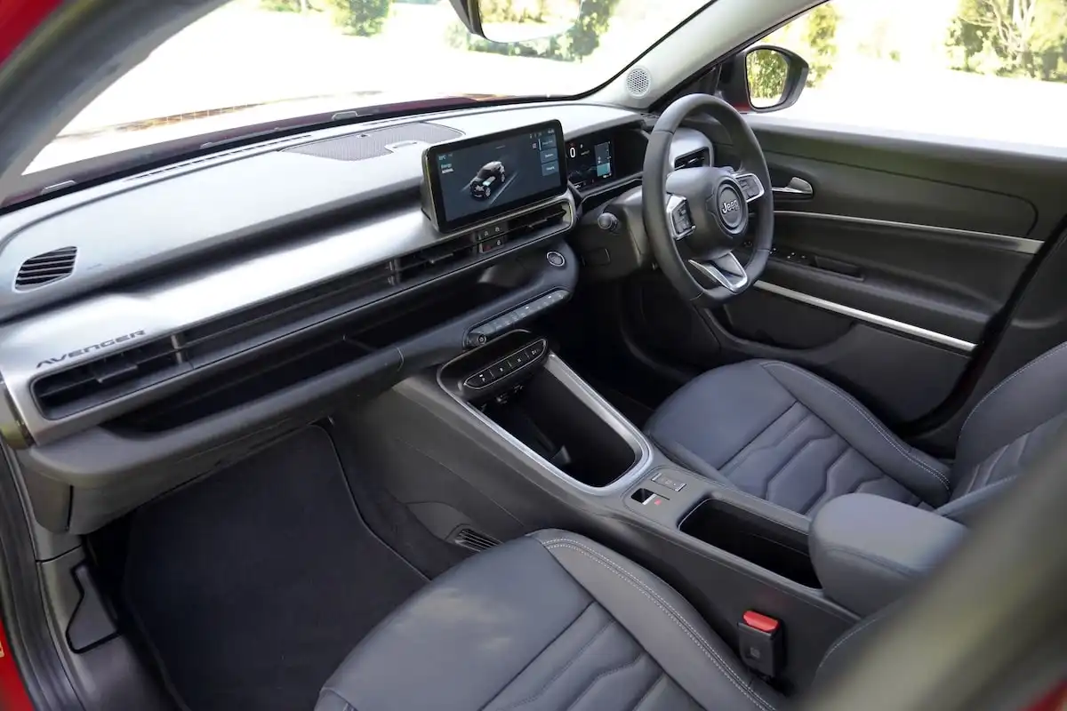 2025 jeep avenger summit driver seat