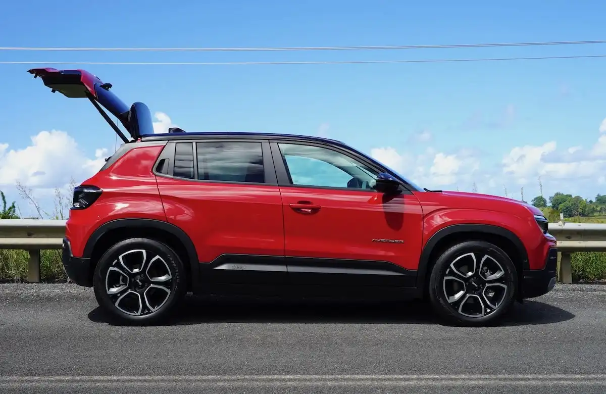 2025 jeep avenger summit exterior