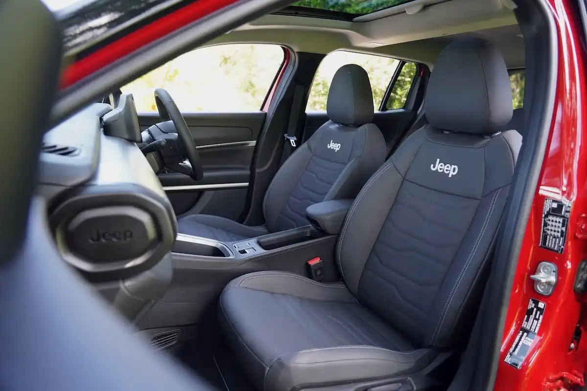 2025 jeep avenger summit front seats
