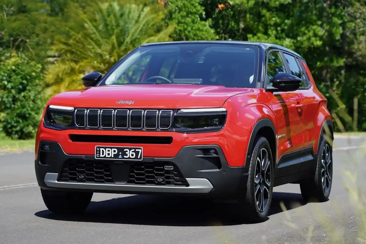 2025 jeep avenger summit front