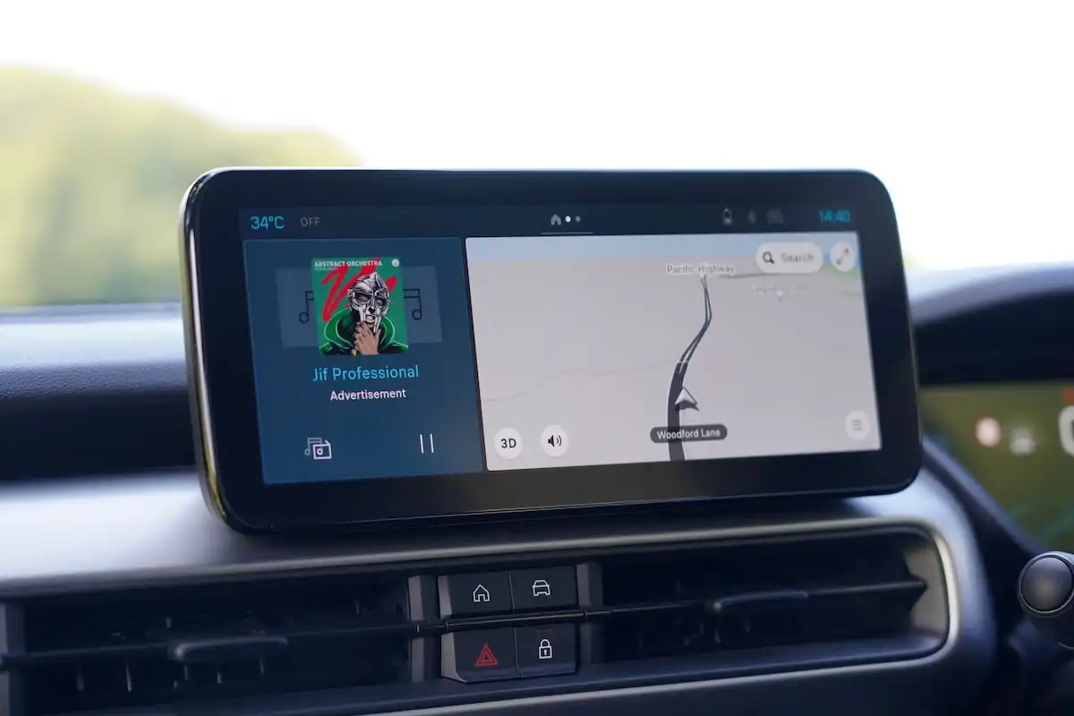 2025 jeep avenger summit infotainment system