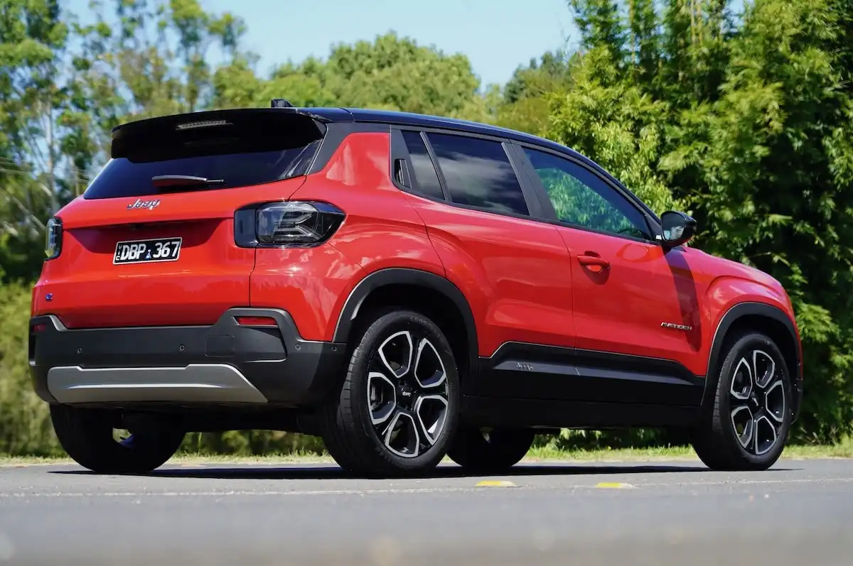 2025 jeep avenger summit rear