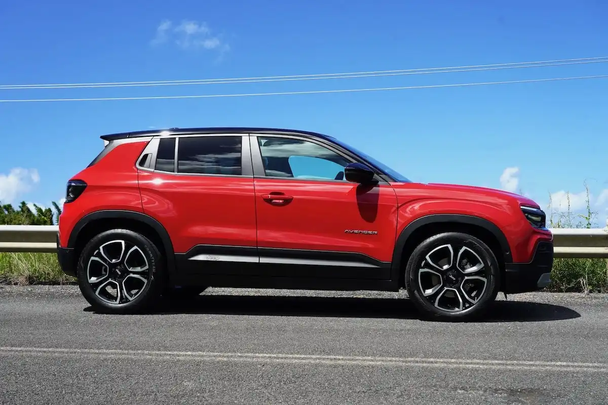 2025 jeep avenger summit safety