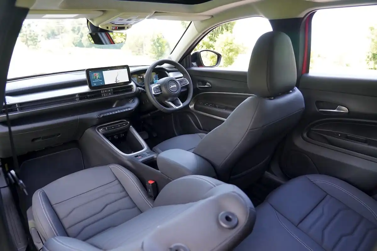 2025 jeep avenger summit seats