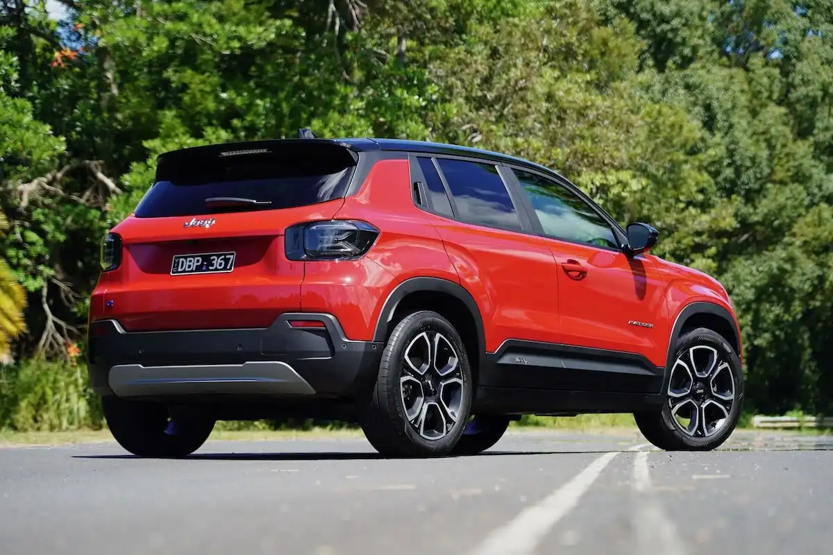 2025 jeep avenger summit tailgate