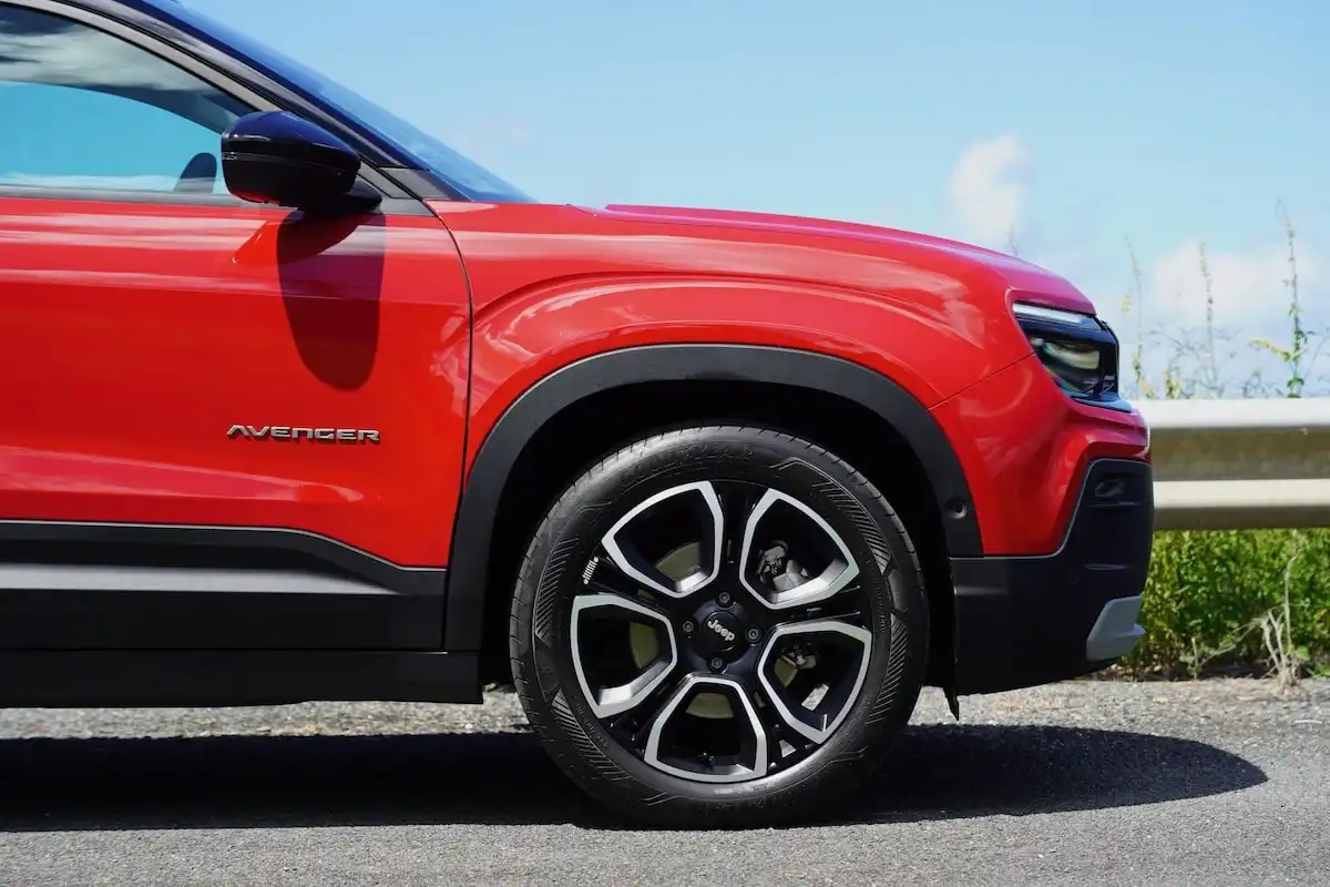 2025 jeep avenger summit wheel