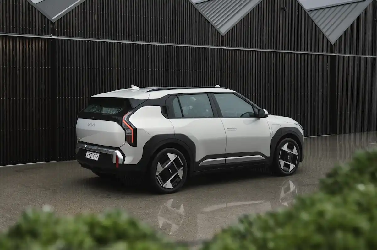 2025 kia ev3 side