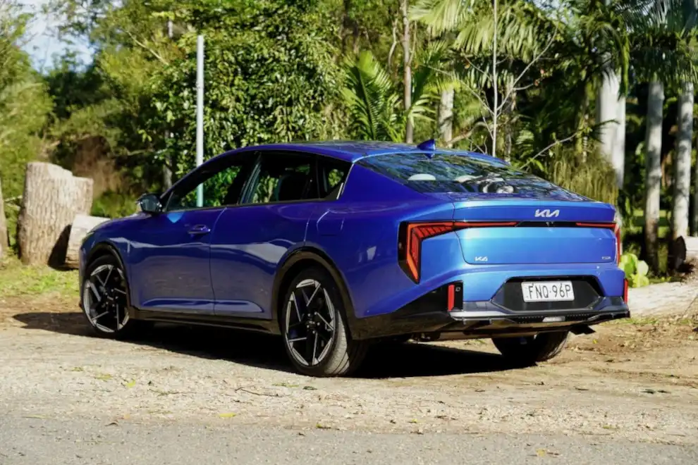 2025 kia k4 gt-line back