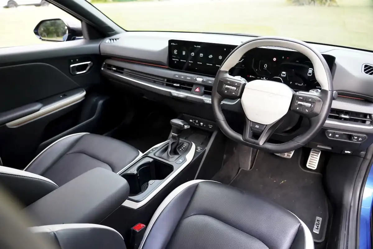2025 kia k4 gt-line driver seat
