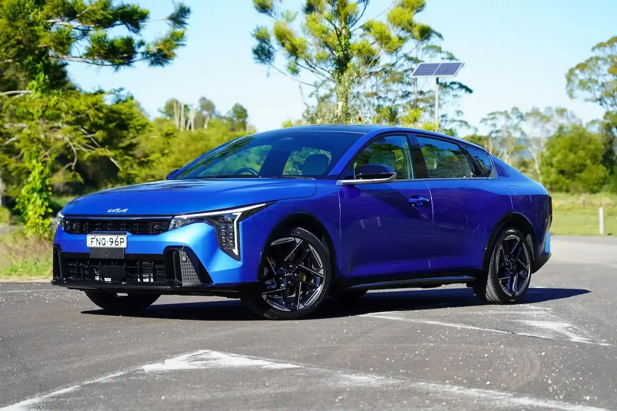 2025 kia k4 gt-line exterior