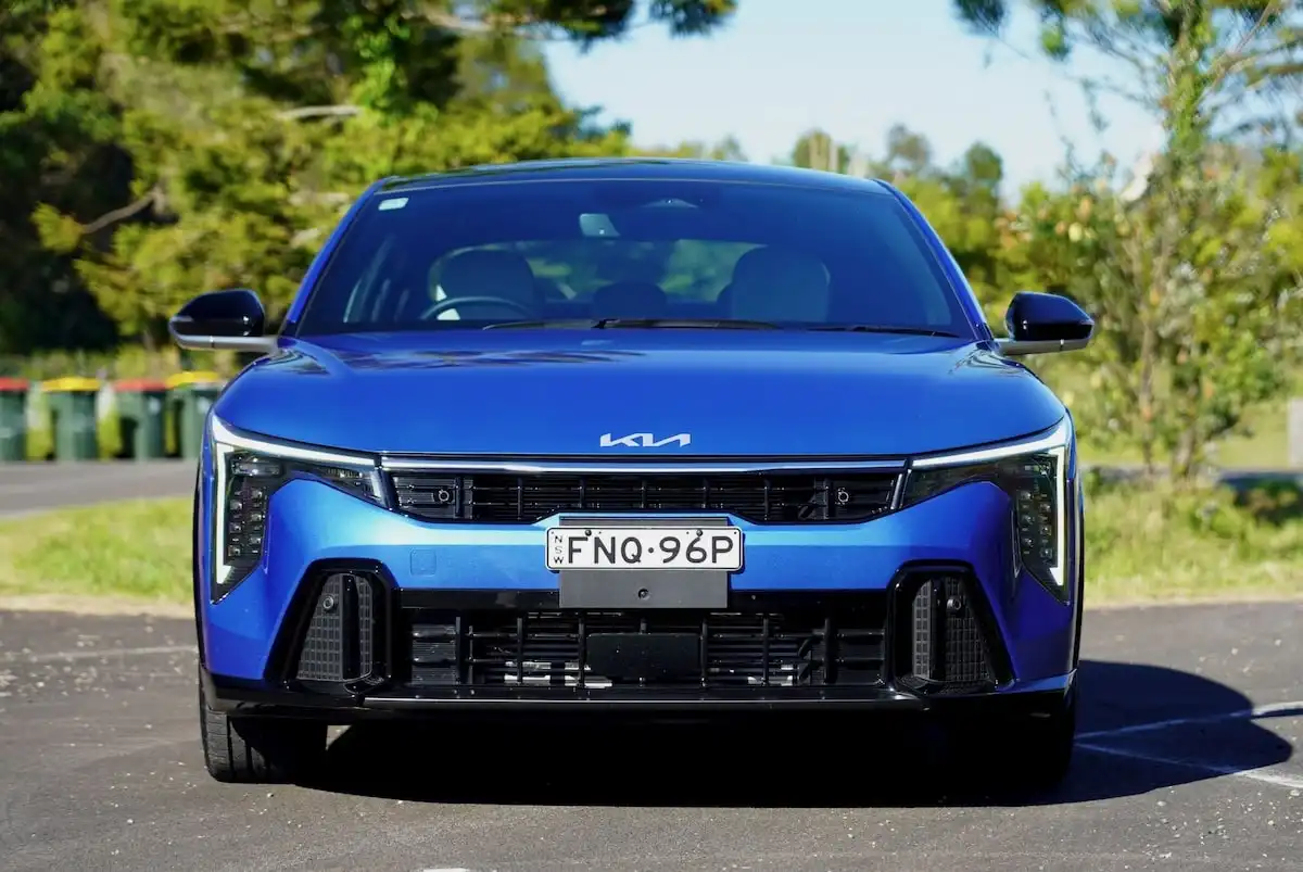 2025 kia k4 gt-line front