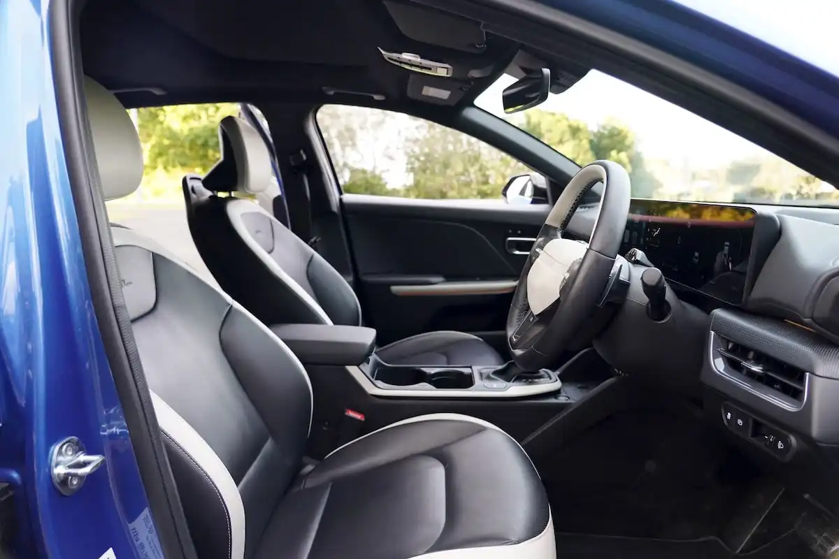 2025 kia k4 gt-line seats