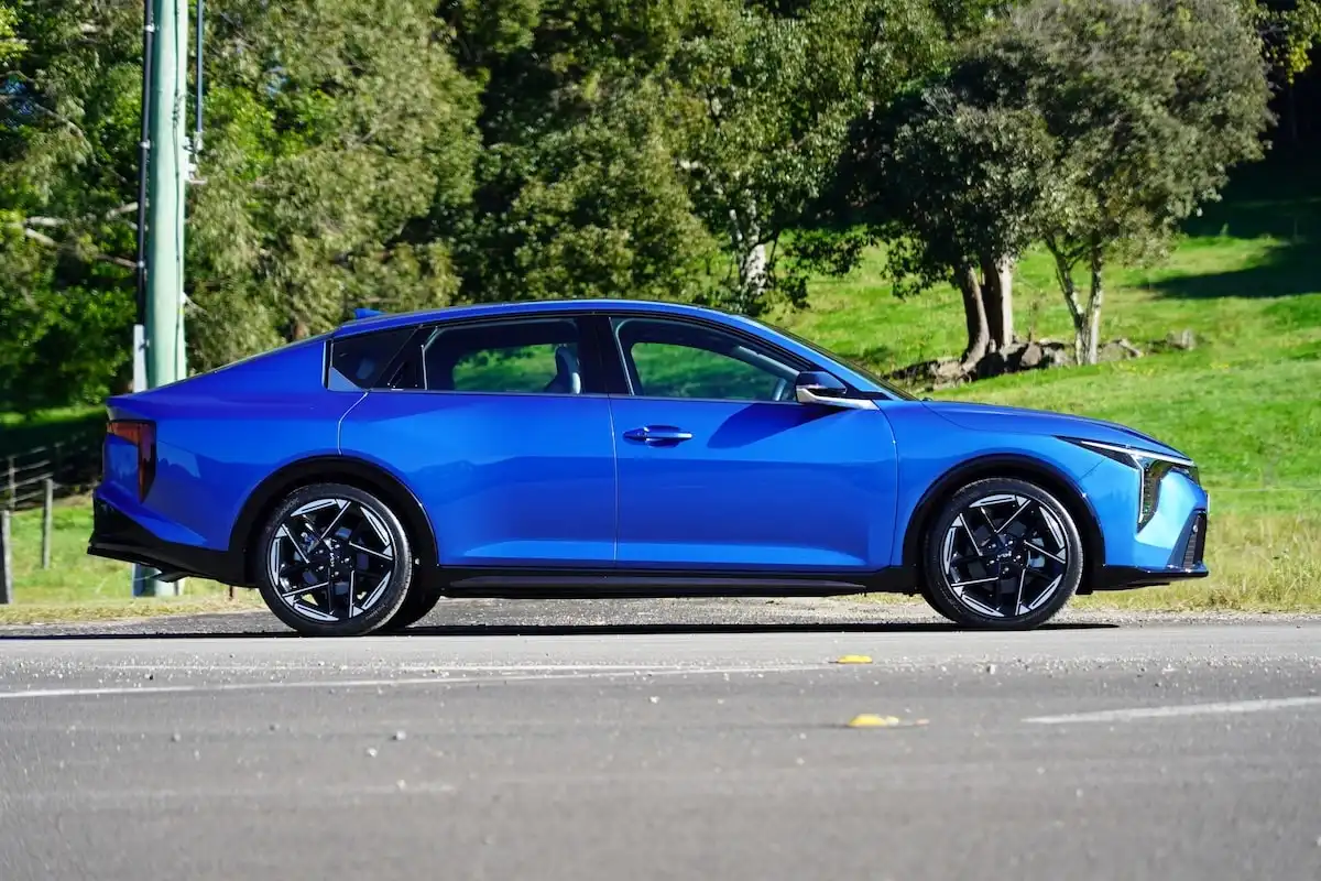 2025 kia k4 gt-line side