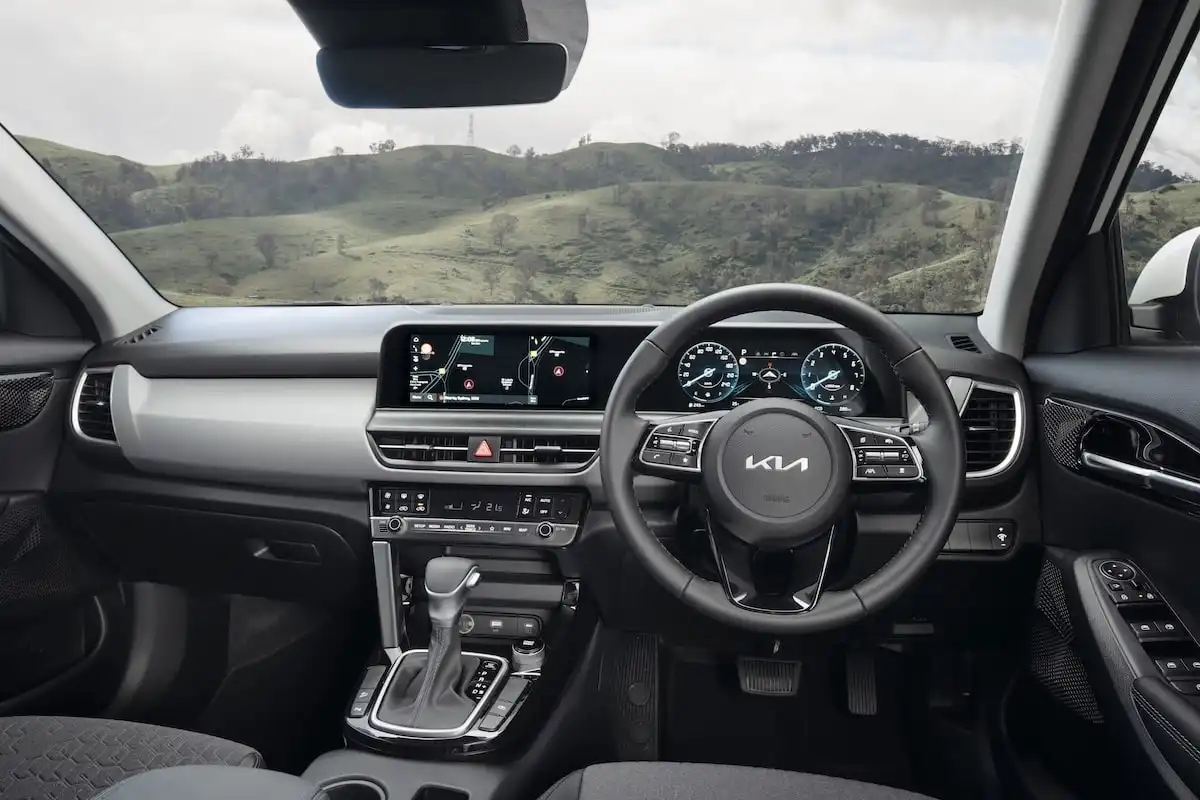 2025 kia seltos interior front