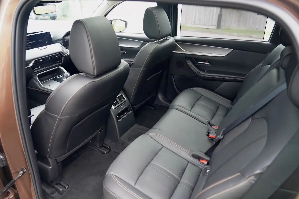 2025 mazda cx-80 g40e gt second-row bench seats