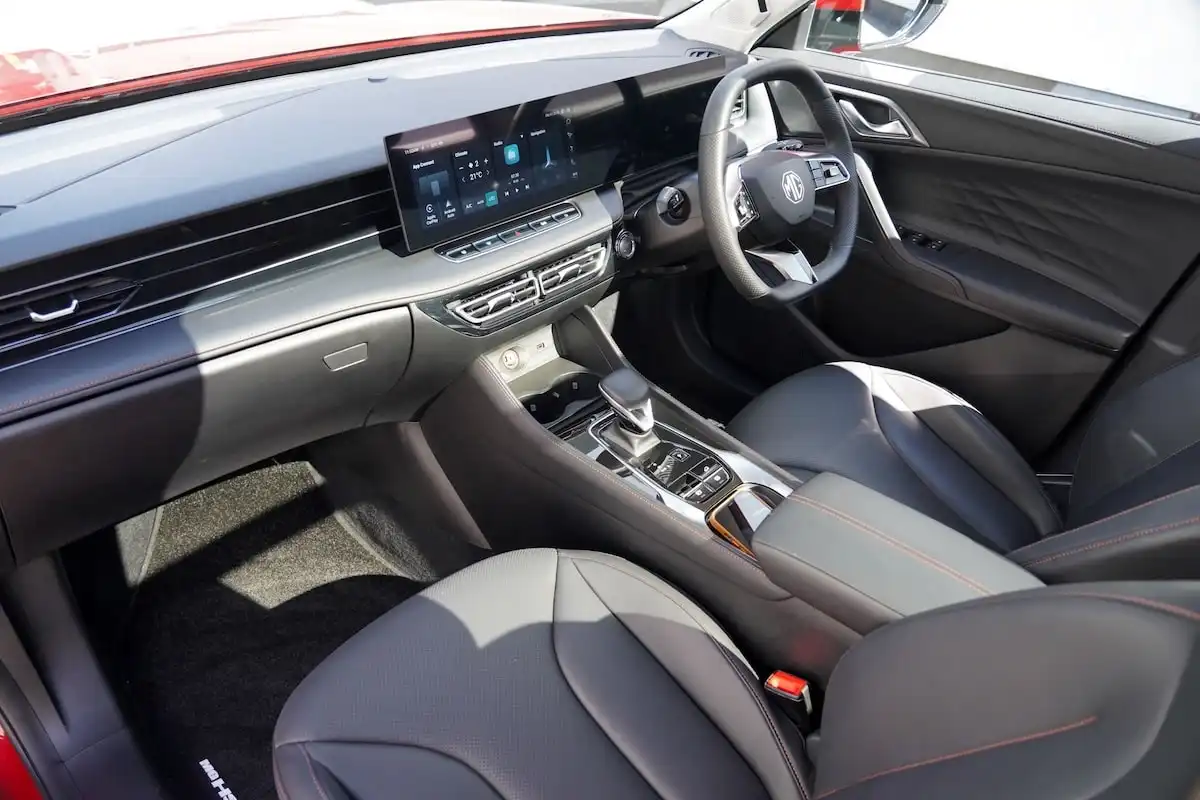 2025 mg hs essence interior front