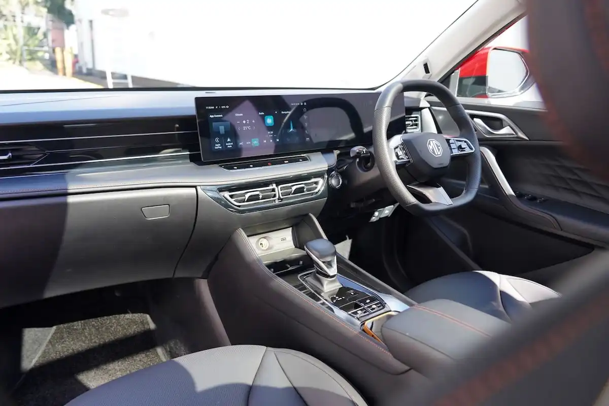 2025 mg hs essence interior