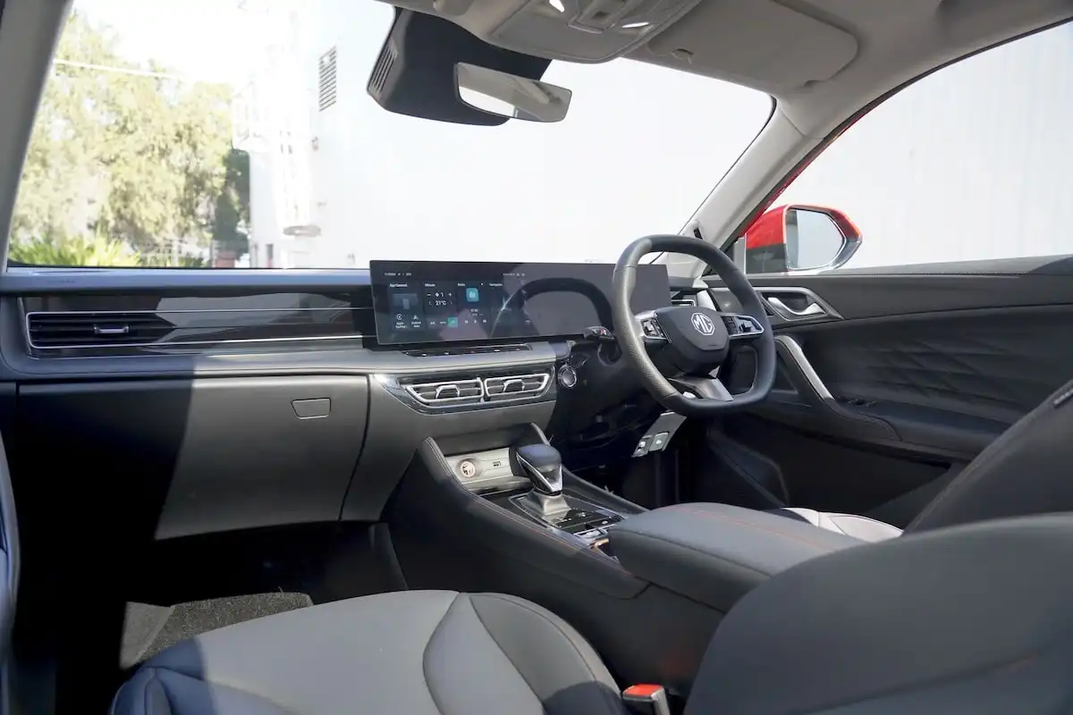 2025 mg hs essence with heated seats