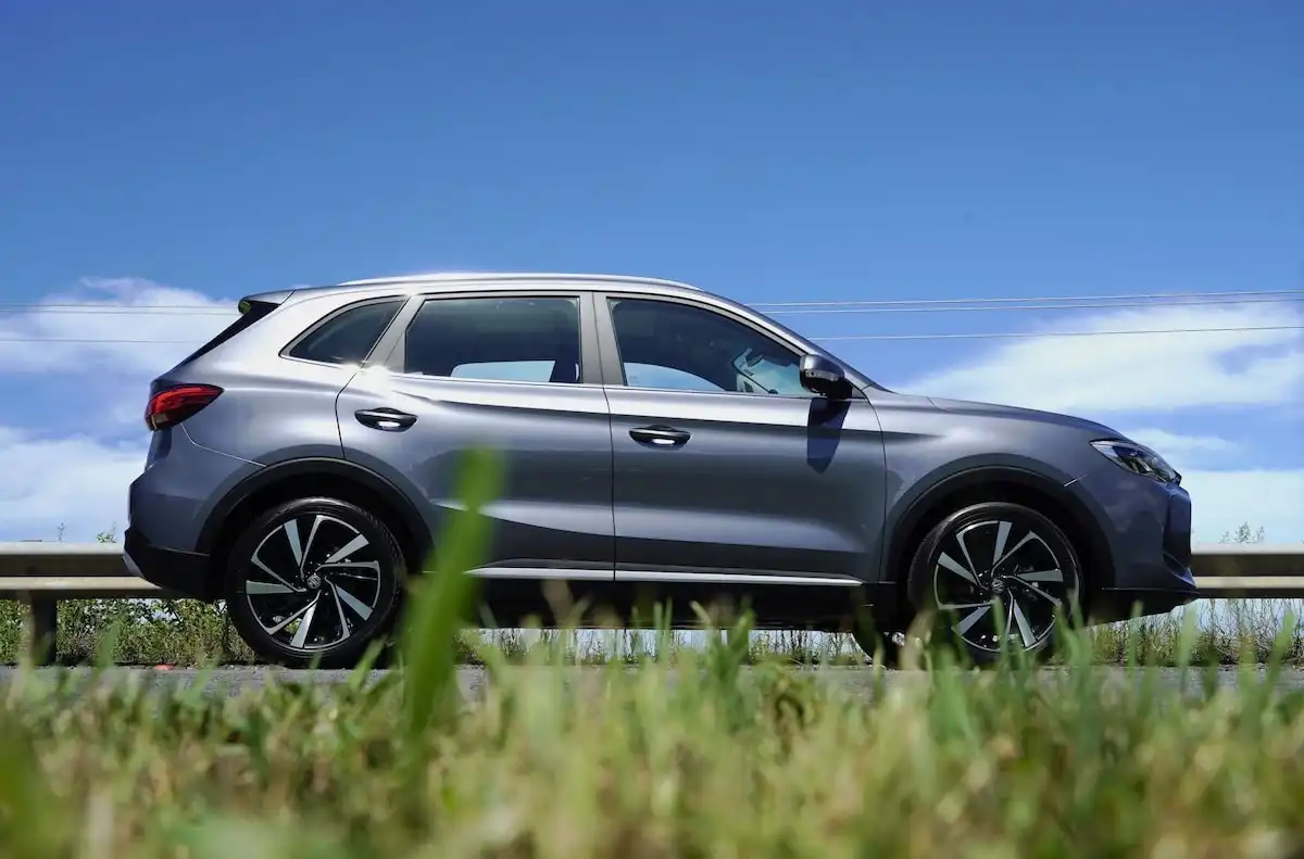 2025 mg zs hybrid+ essence doors