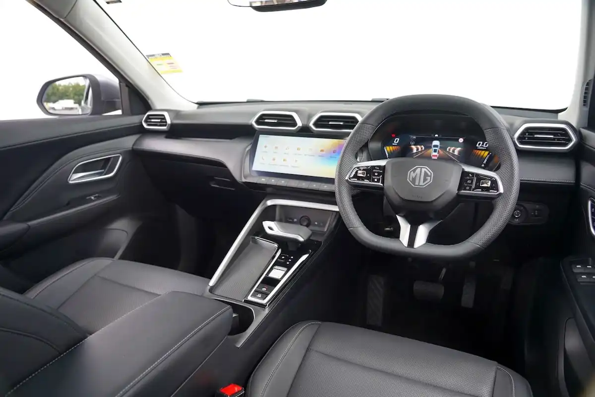 2025 mg zs hybrid+ essence driver seat