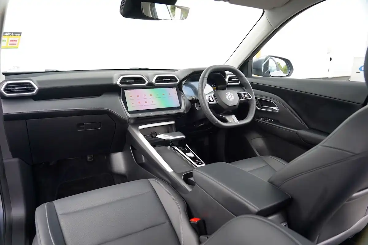 2025 mg zs hybrid+ essence front interior