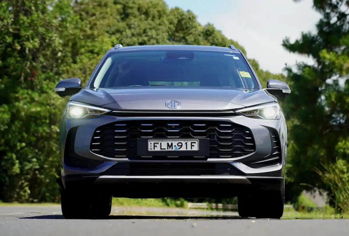 2025 mg zs hybrid+ essence grille