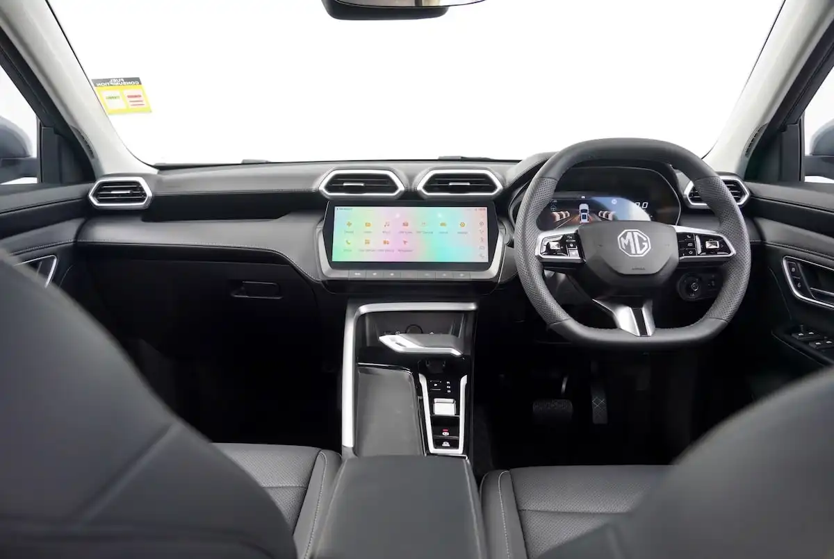 2025 mg zs hybrid+ essence interior