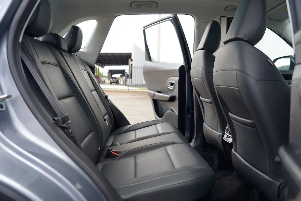 2025 mg zs hybrid+ essence rear seats left view