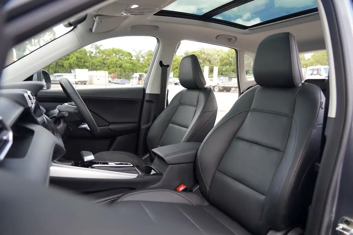 2025 mg zs hybrid+ essence seats