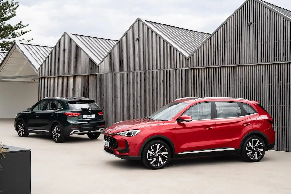2025 mg zs hybrid small car