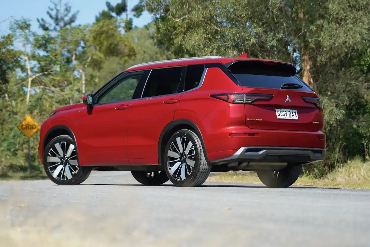 2025 mitsubishi outlander exceed back