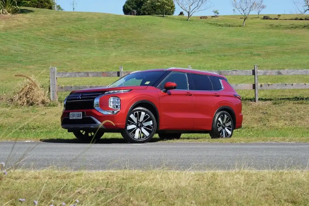2025 mitsubishi outlander exceed exterior