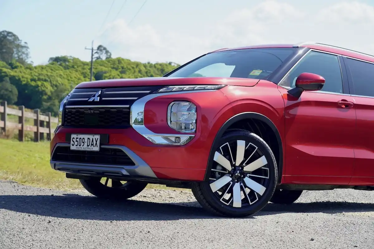 2025 mitsubishi outlander exceed front